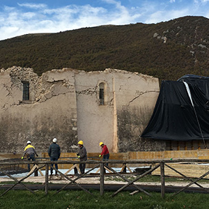 Ontwrichte vallei na aardbeving