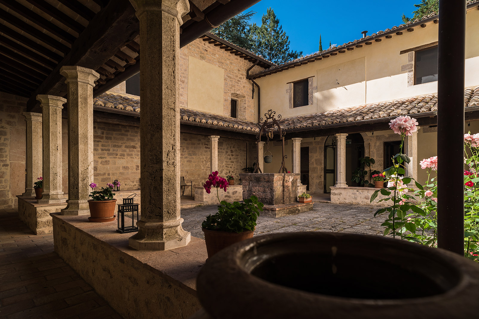 Benedictijner klooster Valnerina binnenplaats - Giotto Cultuurprojecten